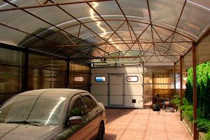 Современная гаражная архитектура: использование поликарбоната для прозрачных гаражей