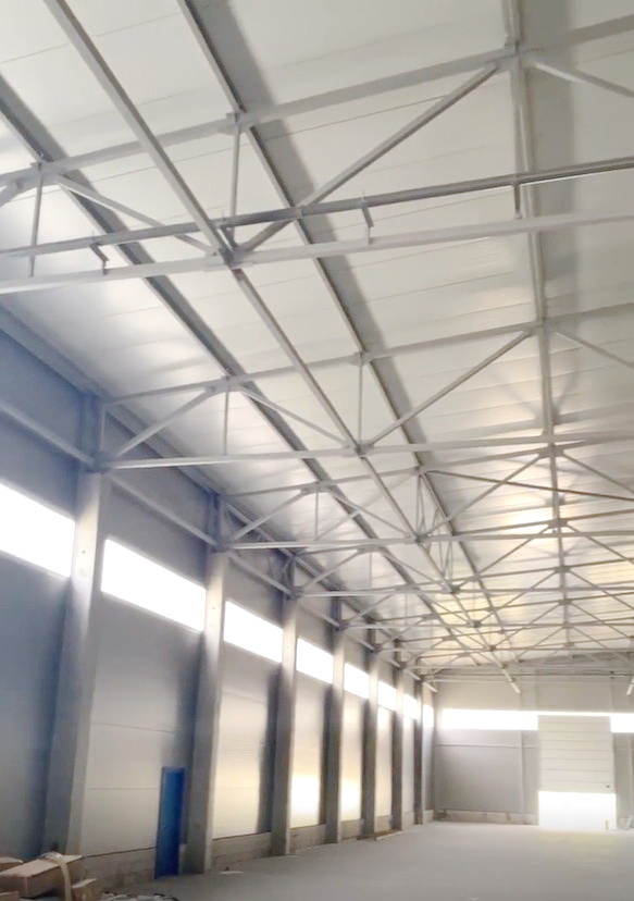 Светопрозрачная фасадная система в качестве ленточного остекления склада