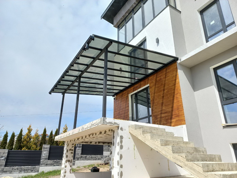 Навіс над входом в будинок. Полікарбонат Suntuf Ez-Glaze в кольорі Solar grey (сірий, графіт)