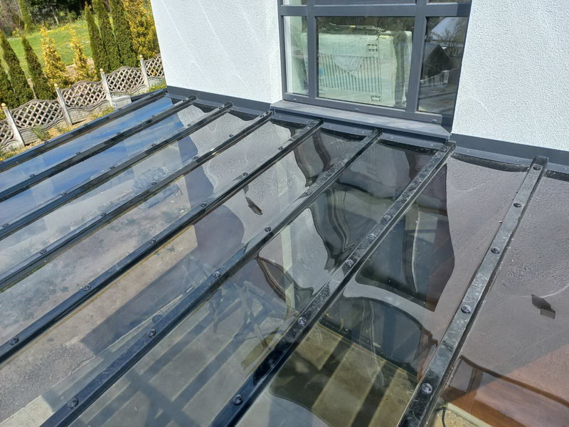 Навес над входом в дом. Поликарбонат Suntuf Ez-Glaze в цвете Solar grey (серый, графит)
