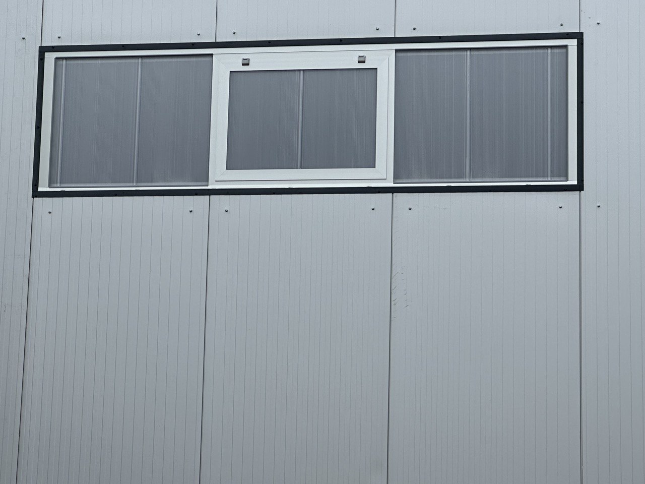 Остекление производственного здания. Модульная поликарбонатная система 25 мм с фрамугами для проветривания.