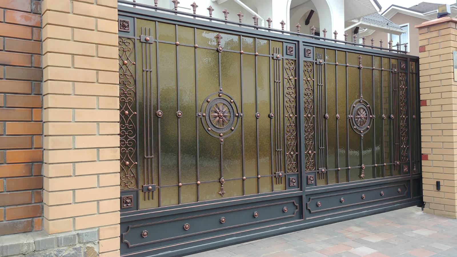 Монолітний полікарбонат Palsun Embossed для парканів, воріт, дверей та хвірток