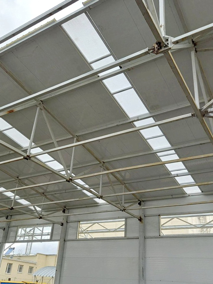 Світлові лінії в дах для складу зберігання готової продукції